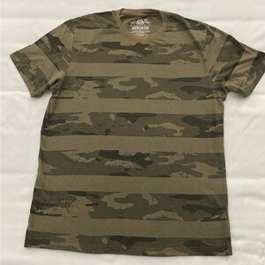 American Rag Camo T-Shirt. Size Large.